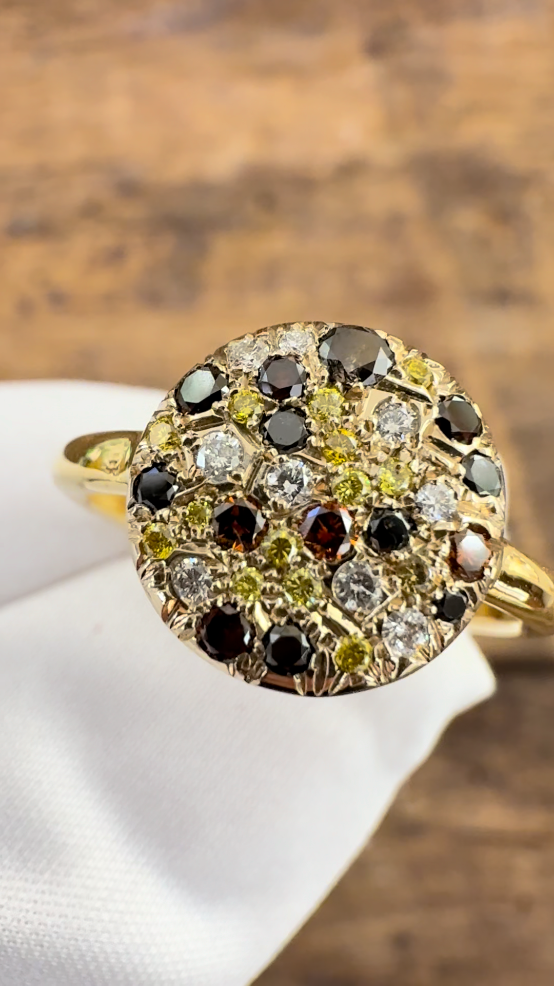 Anello Oro Giallo con Diamanti multicolor