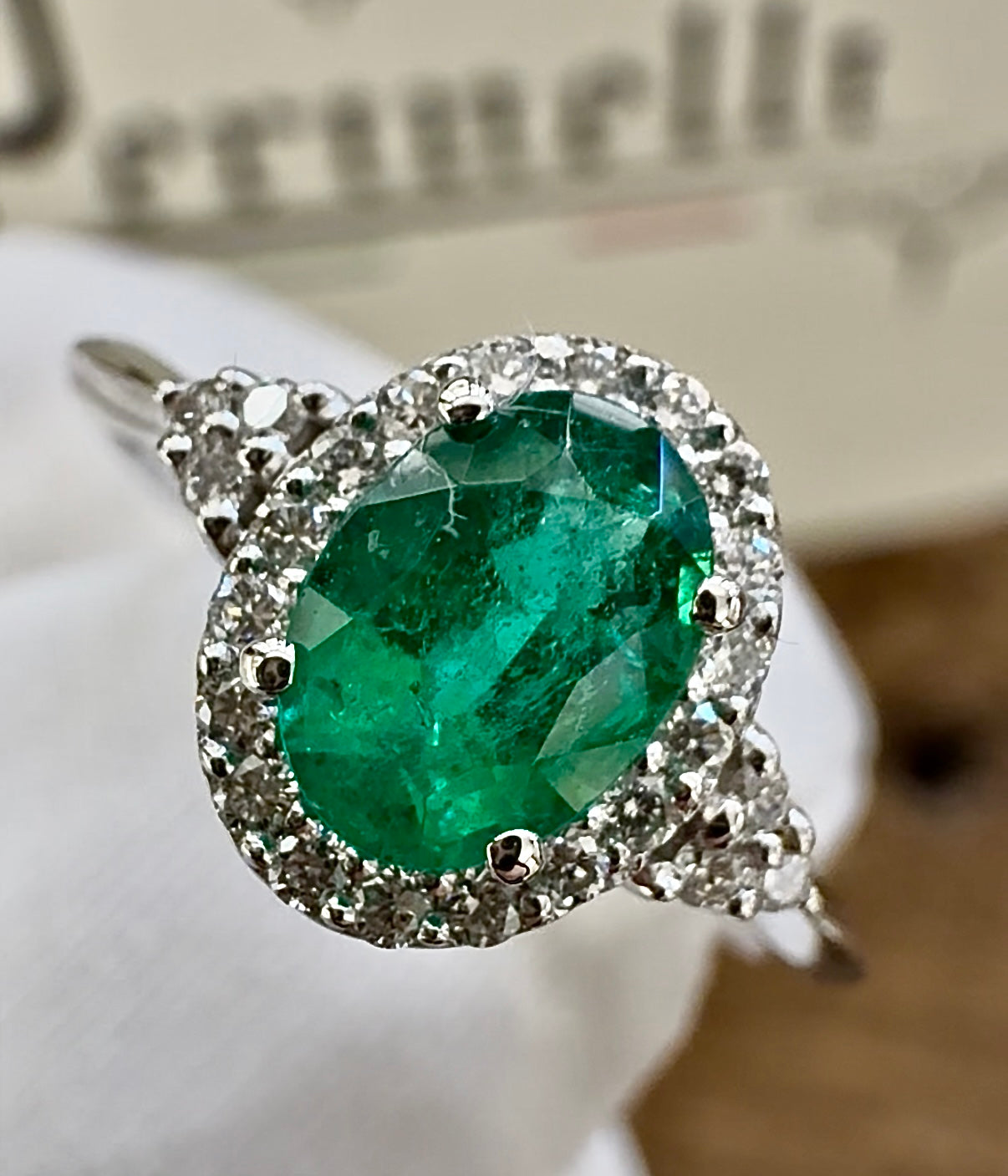 Anello Smeraldo ovale e Diamanti