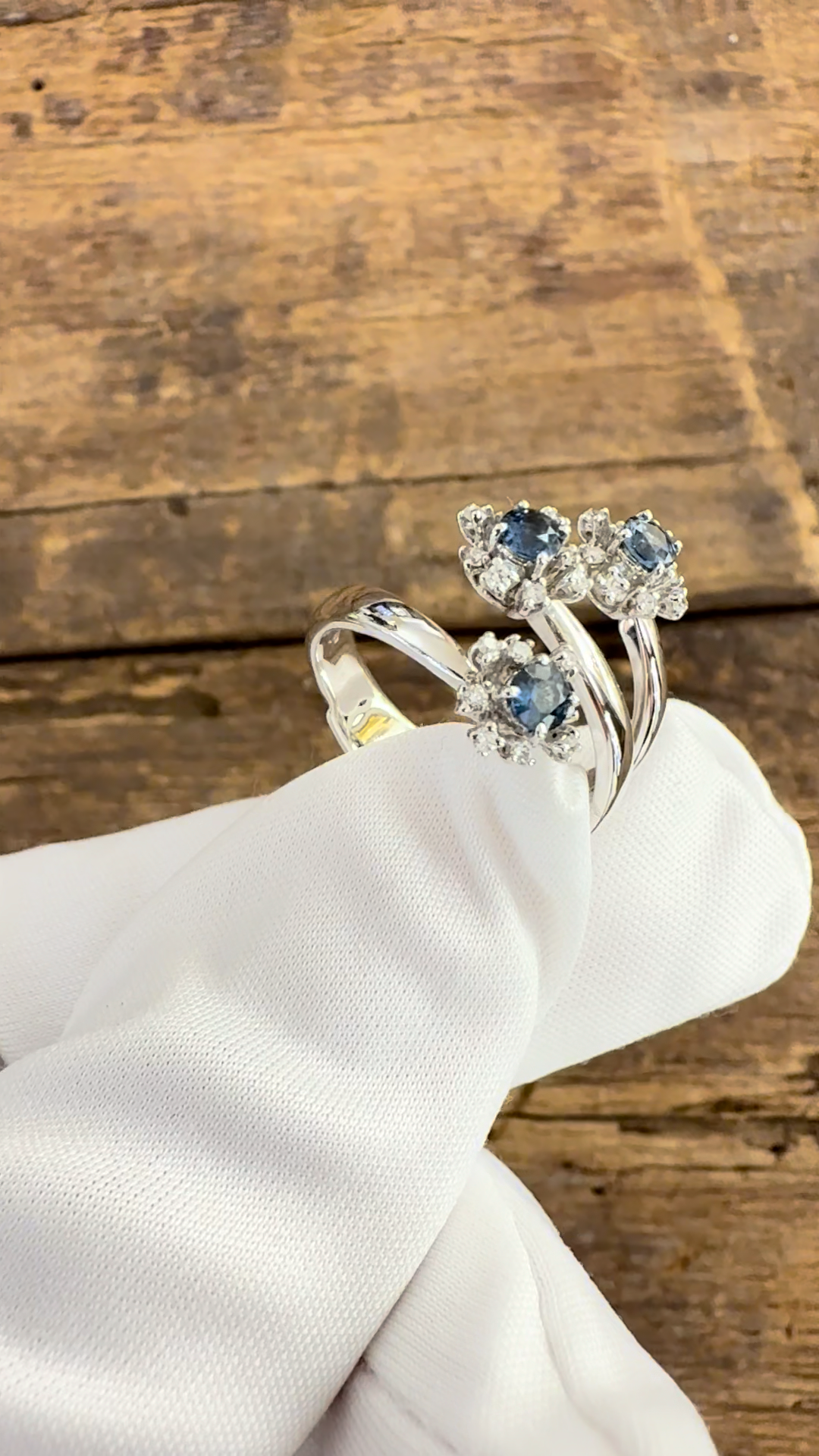 Anello Trilogy con Zaffiri e Diamanti