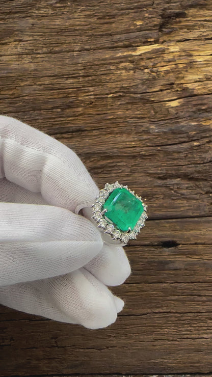 18KT White Gold Ring - Emerald