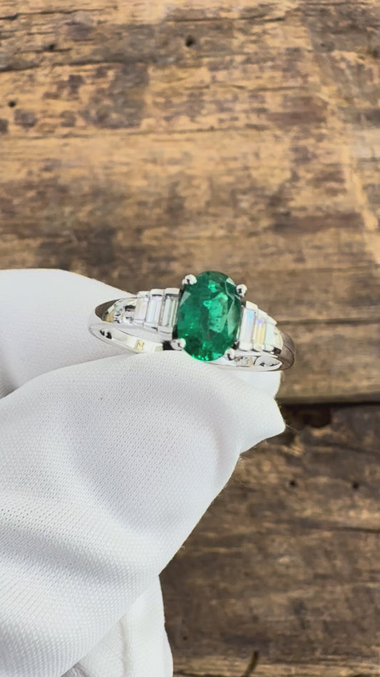 Anello Oro bianco con Smeraldo e Diamanti Baguette