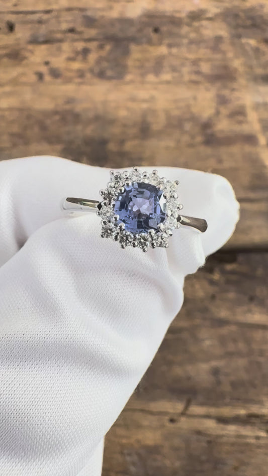 Anello in oro bianco con Zaffiro centrale e Diamanti